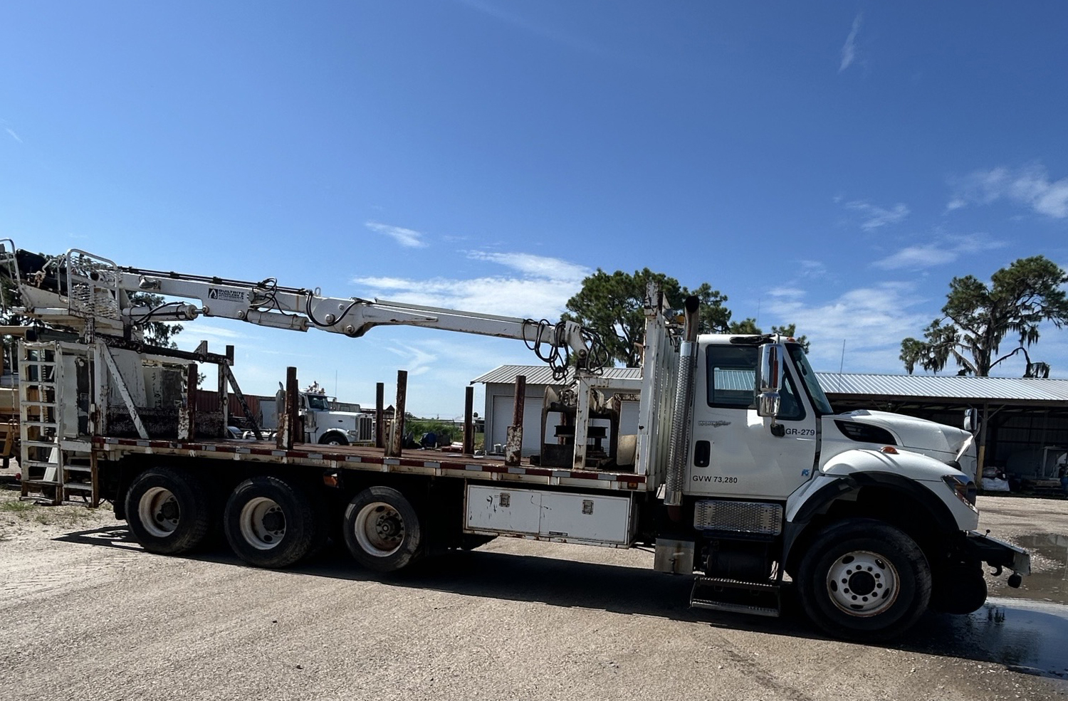 2011 INTERNATIONAL HI-RAIL GRAPPLE TRUCK